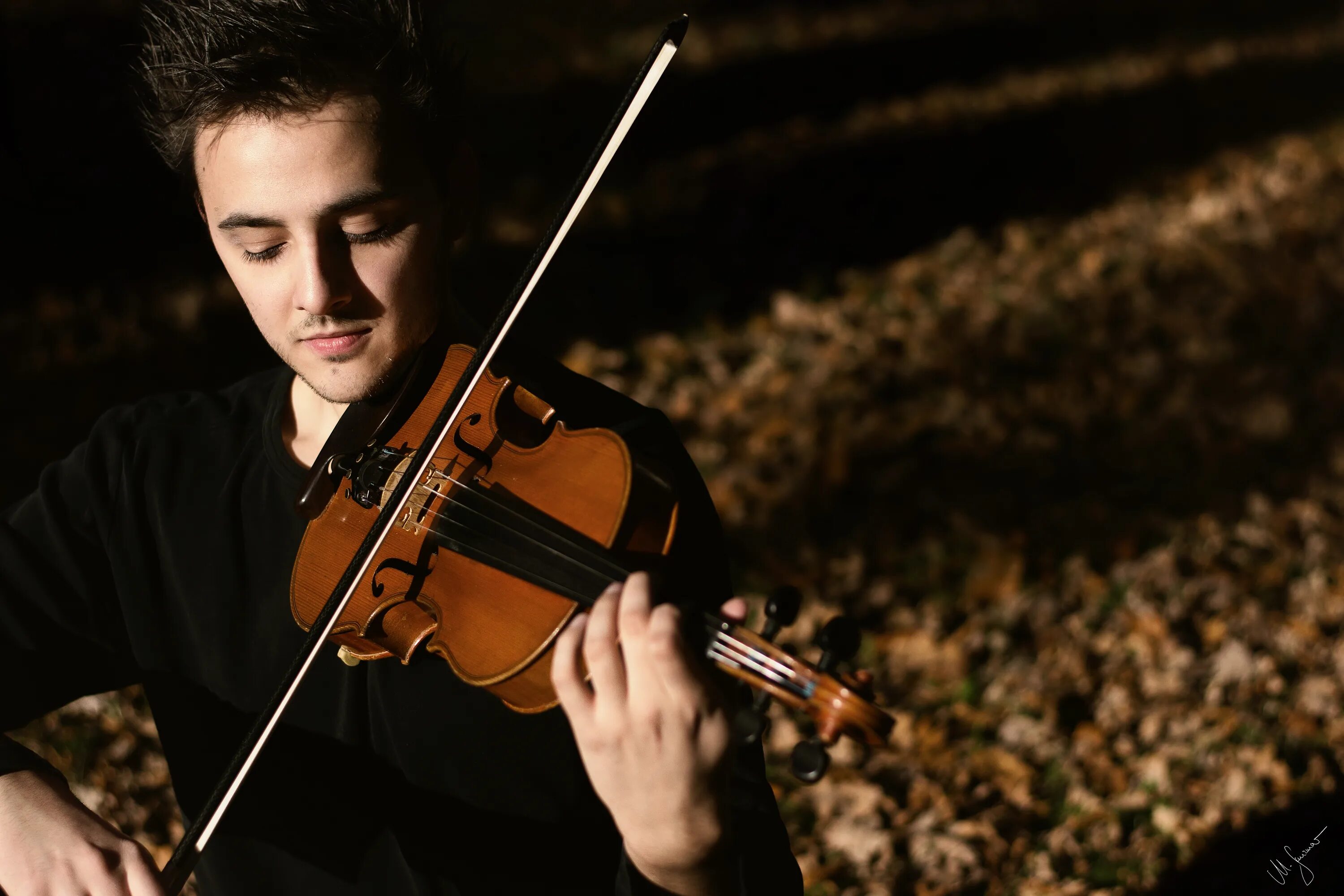 Play the violin. Скрипач джошуа белл фото. Скрипачка. Сборник игры на скрипке. Игра на скрипке в париже.