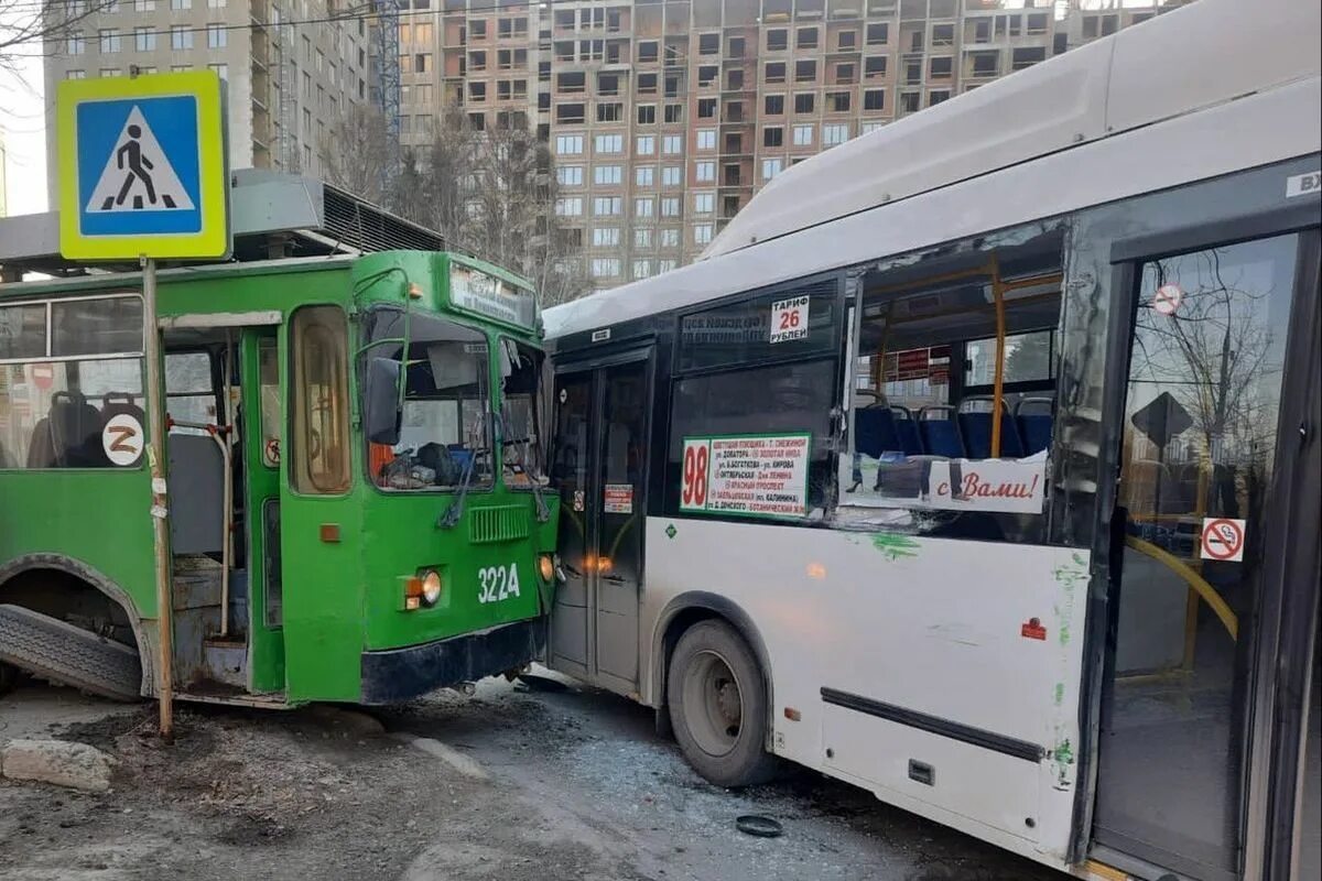 23 апреля новосибирск. Авария троллейбуса в Новосибирске. Автобус. Троллейбус ДТП автобуса. Автобус Новосибирск.