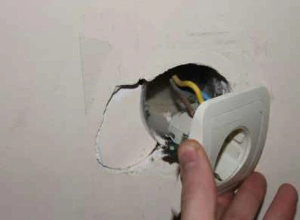 Как вставить розетку в стену. Розетка с юсб fdd. Как вставить розетку в стену. Крепления для розеток и выключателей. Монтаж подрозетников.