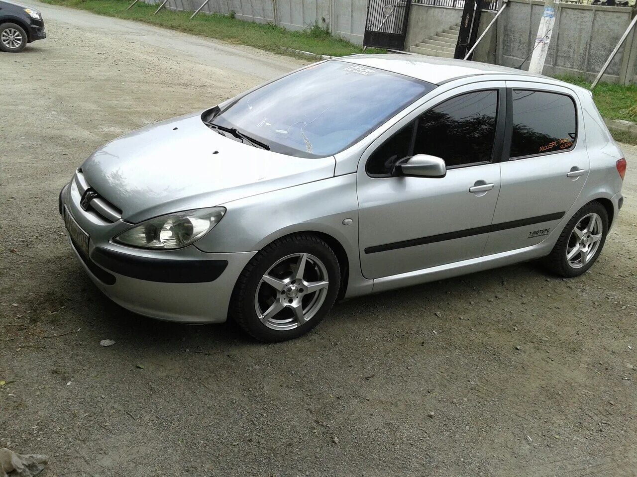 Диски на пежо 307 r16. Диск колесный пежо 307 r16. Пежо 307 r18. 307sw чёрные диски. Пежо 307 литье.