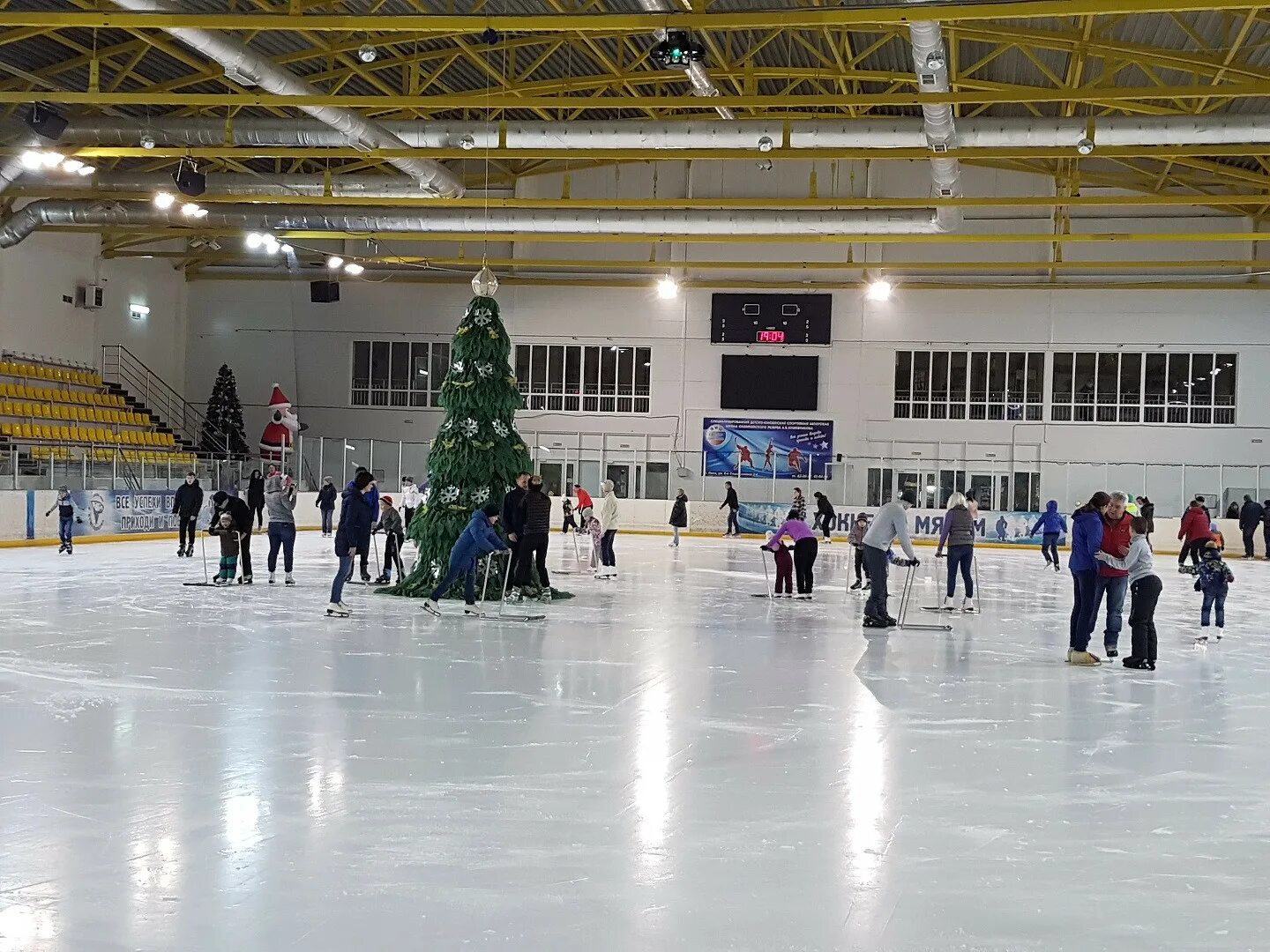 Каток в александре. Ледовый дворец Кожевникова Омск. ЛДС Кожевникова Омск. Арена в Омске на Кожевникова. Ледовая Арена Кожевникова.