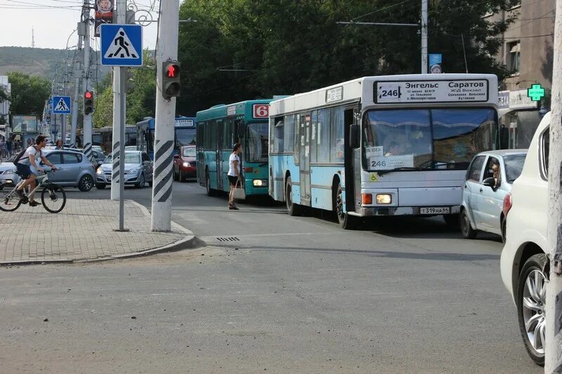 Маршрут 246 автобуса энгельс. Рынок на Рахова Саратов. Велосипедные выделенные дороги в Саратове Рахова. Пробка Энгель фото. Маршрутки в Саратове 73 зимой в пробке.