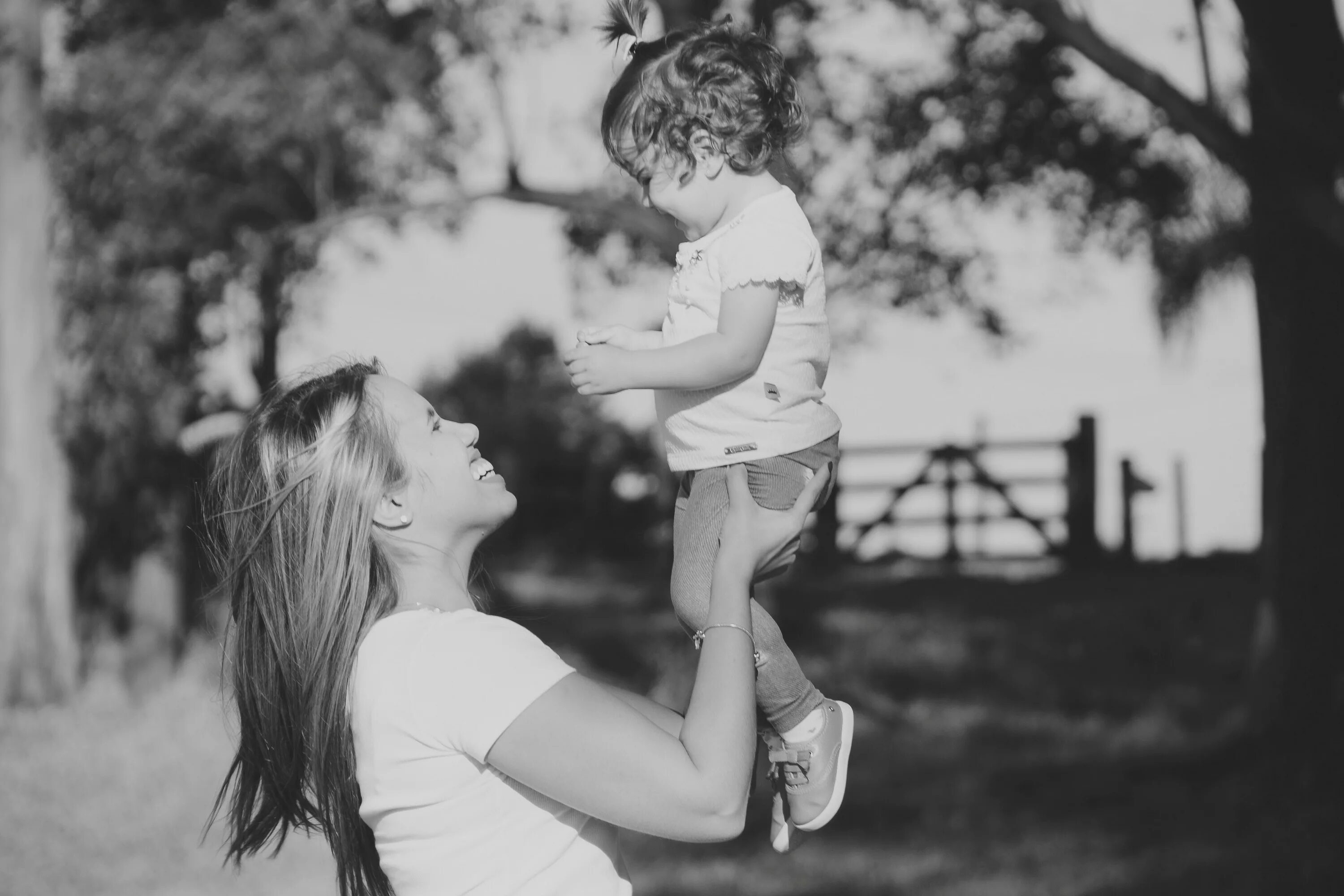 Мамы с малышами чорна белые. Мама с дочкой на закате. Левушка детям. Мама с ребёнком на руках. Дети за руки.