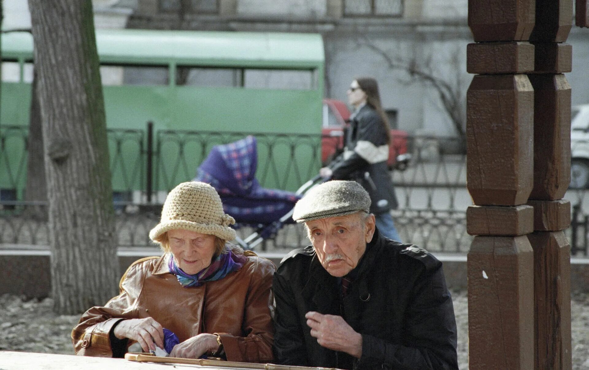 Пенсионеры на западе. Домашняя пенсионерка. Как прожить пенсионеру в москве. Как прожить пенсионеру в москве. Как выжить пенсионеру.