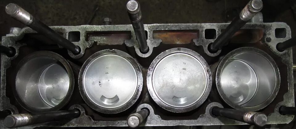 Маркировка поршней камаз. Направление стрелок на поршнях 126 приора. Направление стрелок на поршнях приора 16 клапанов. 6. Иж планета 3 поршень стрелка.