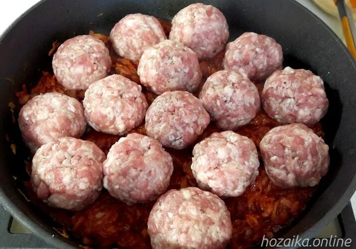 Как готовить ежики с рисом на сковороде. Ёжики из фарша с рисом с подливкой. ёжики из фарша с рисом на сковороде. ёжики из фарша с подливкой на сковороде. ёжики с рисом и фаршем на сковороде с подливкой.
