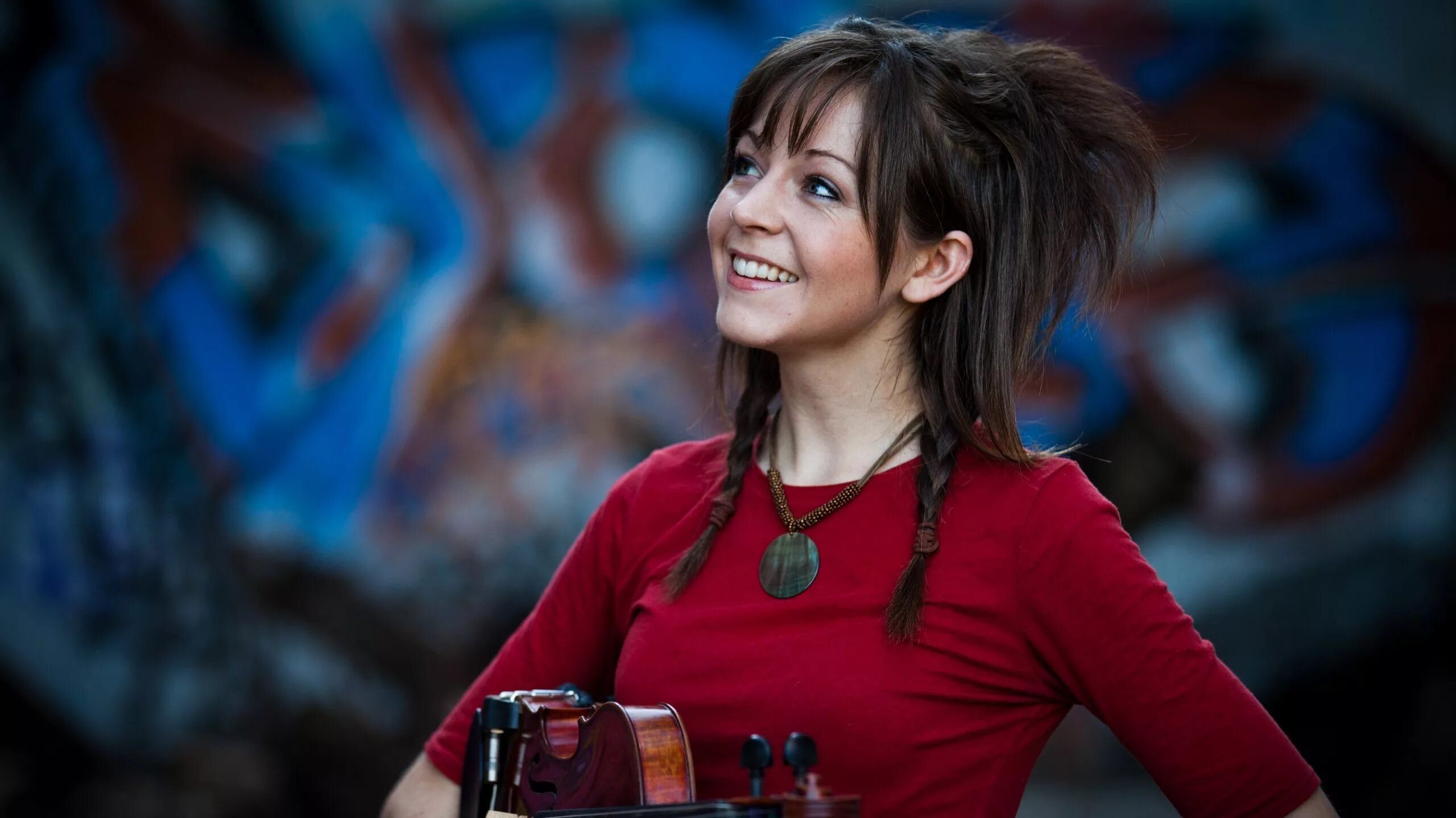 Приветливая песня. Lindsey Stirling. Lindsey Stirling Линдси Стирлинг. Линдси Стирлинг фото. Lindsey Stirling 2560.