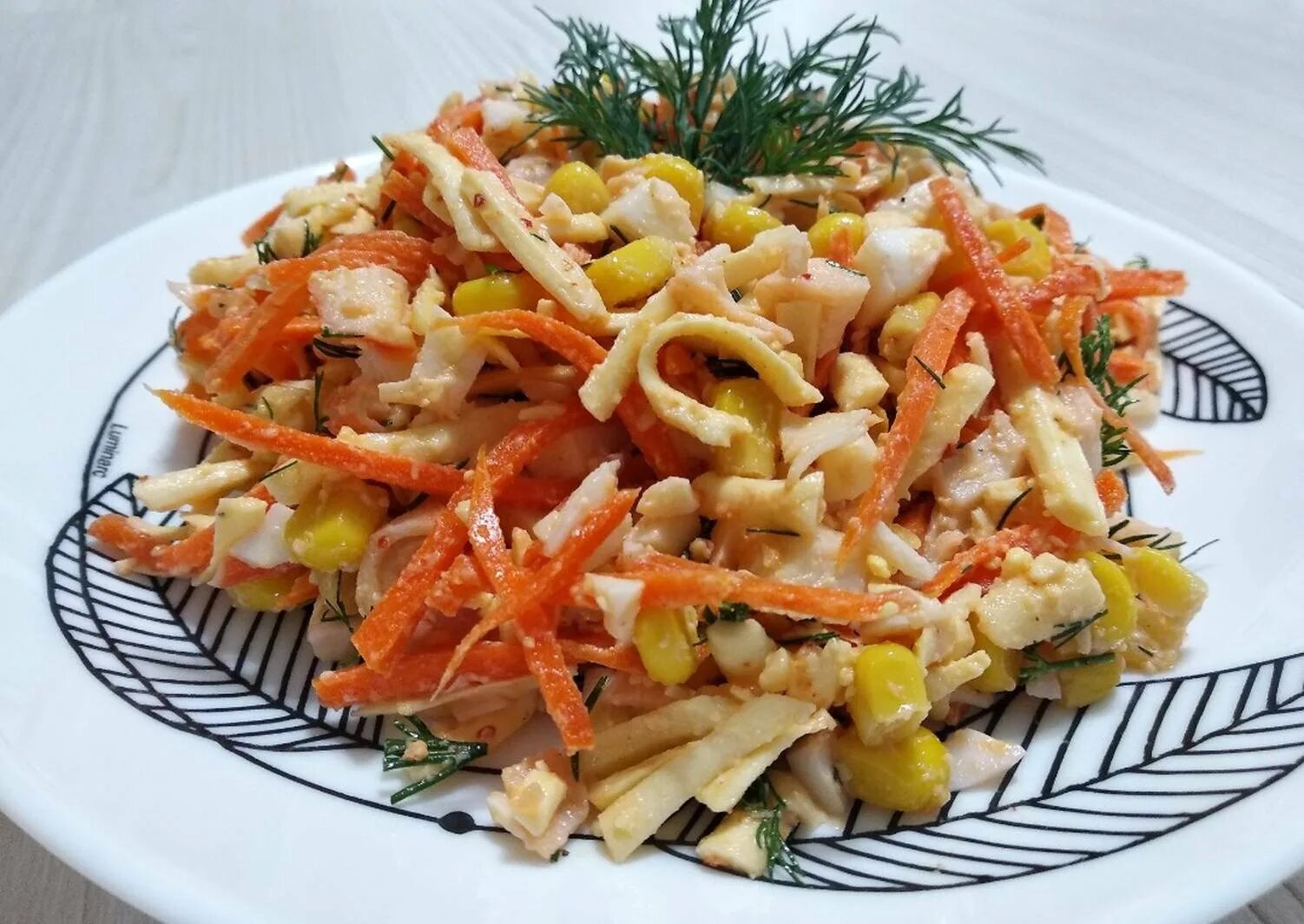 Салат с шампиньонами курицей и корейской морковкой. Салат с морковью по-корейски. Салат с корейской морковкой. Вкусный салат с корейской морковкой. Салат из корейской морковки.