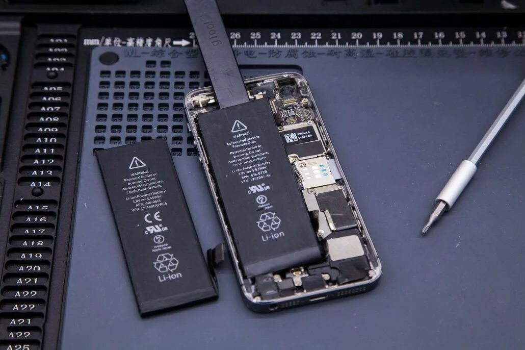 Заменить батарею на айфон 11. Iphone 5s батарея. Батарейка на айфон 5s. Аккумулятор для iphone 5s. Батарея айфон 5g.