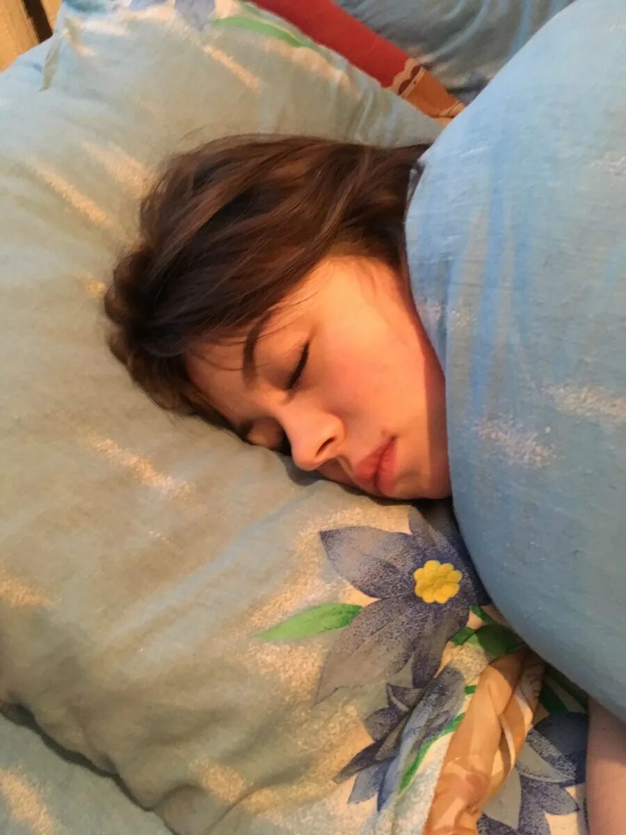 Спящую сестренку видео. Сонное лицо девушки. Спящие девушки любительские.