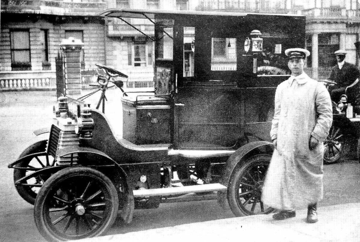 Первый автомобиль в москве. Лондонский КЭБ 19 века. Московское такси 1907 год. Первое такси Российской империи 1907г. Автомобиль Рено 1909 года.