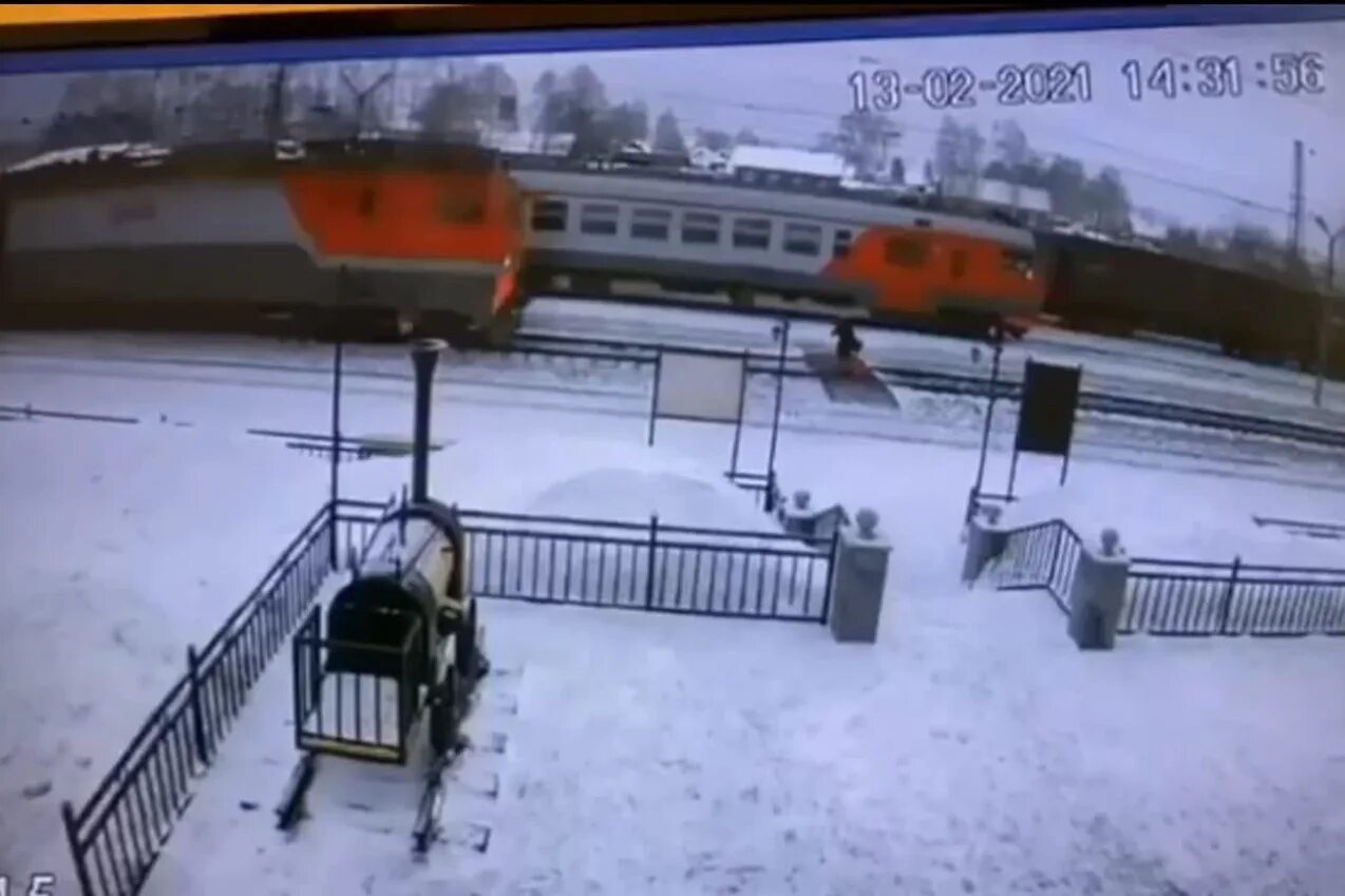 Желоб между рельсами в метро. Авария на жд переезде в алтайском крае сегодня. Медики в поезде. Что случилось с детьми снятыми с поезда. Дети отравились в поезде.