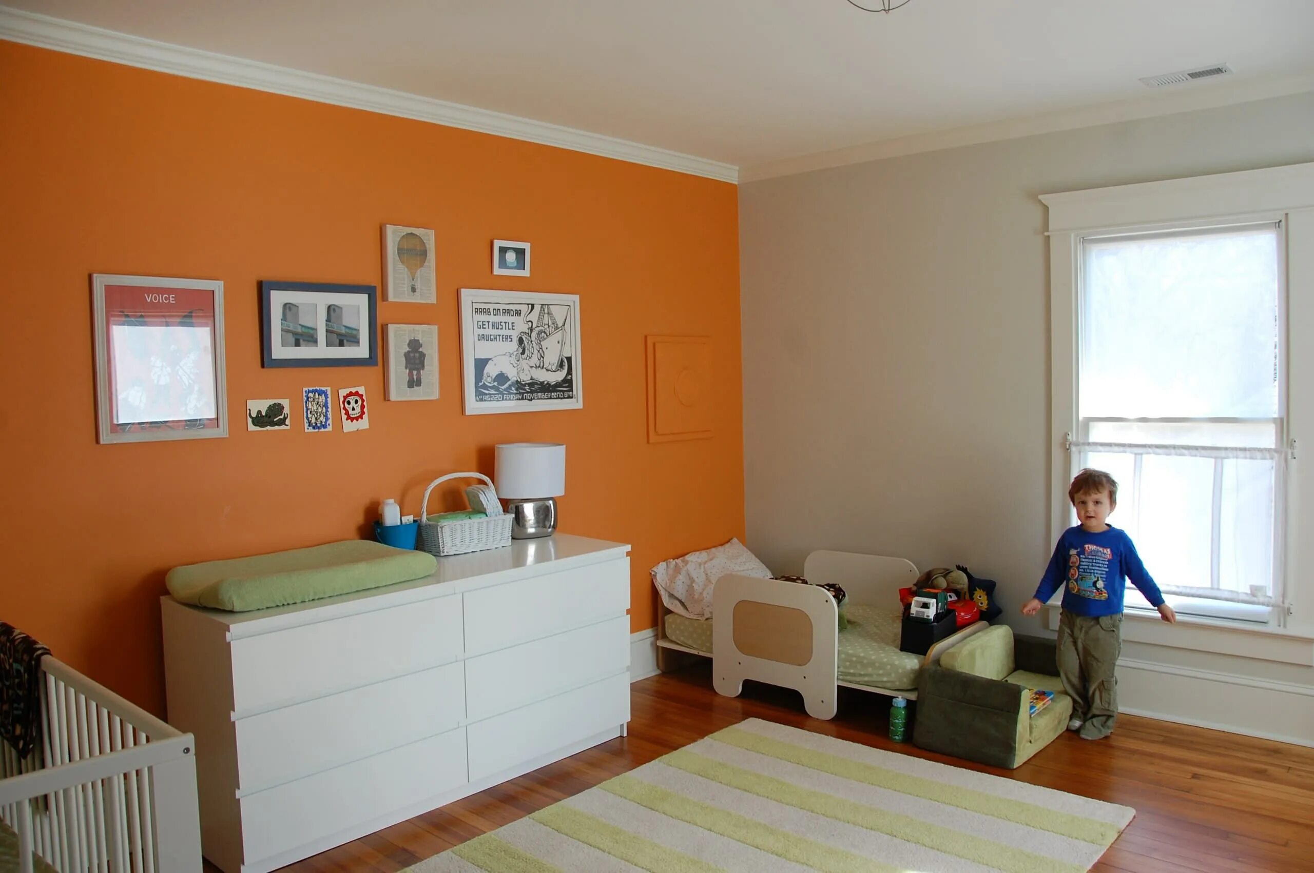 Оранжевый цвет в интерьере детской. Цвет стен в детской. Оранжевая стена в детской. Оранжевый в интерьере детской комнаты. Стены общежития