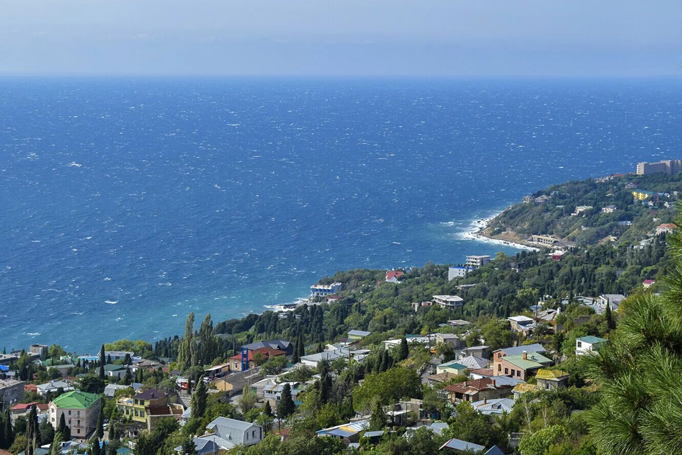 Переехать к морю. Город Алупка Южный берег Крыма. Крым Алупка море. Алупка город Ялта. Черное море Алупка.