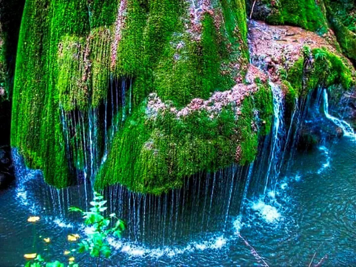 Удивительный мир видео. Водопад Бигар Румыния. Каскадный водопад Бигар, Румыния. Водопад Бигэр. Водопад Бигар в Западной Румынии.