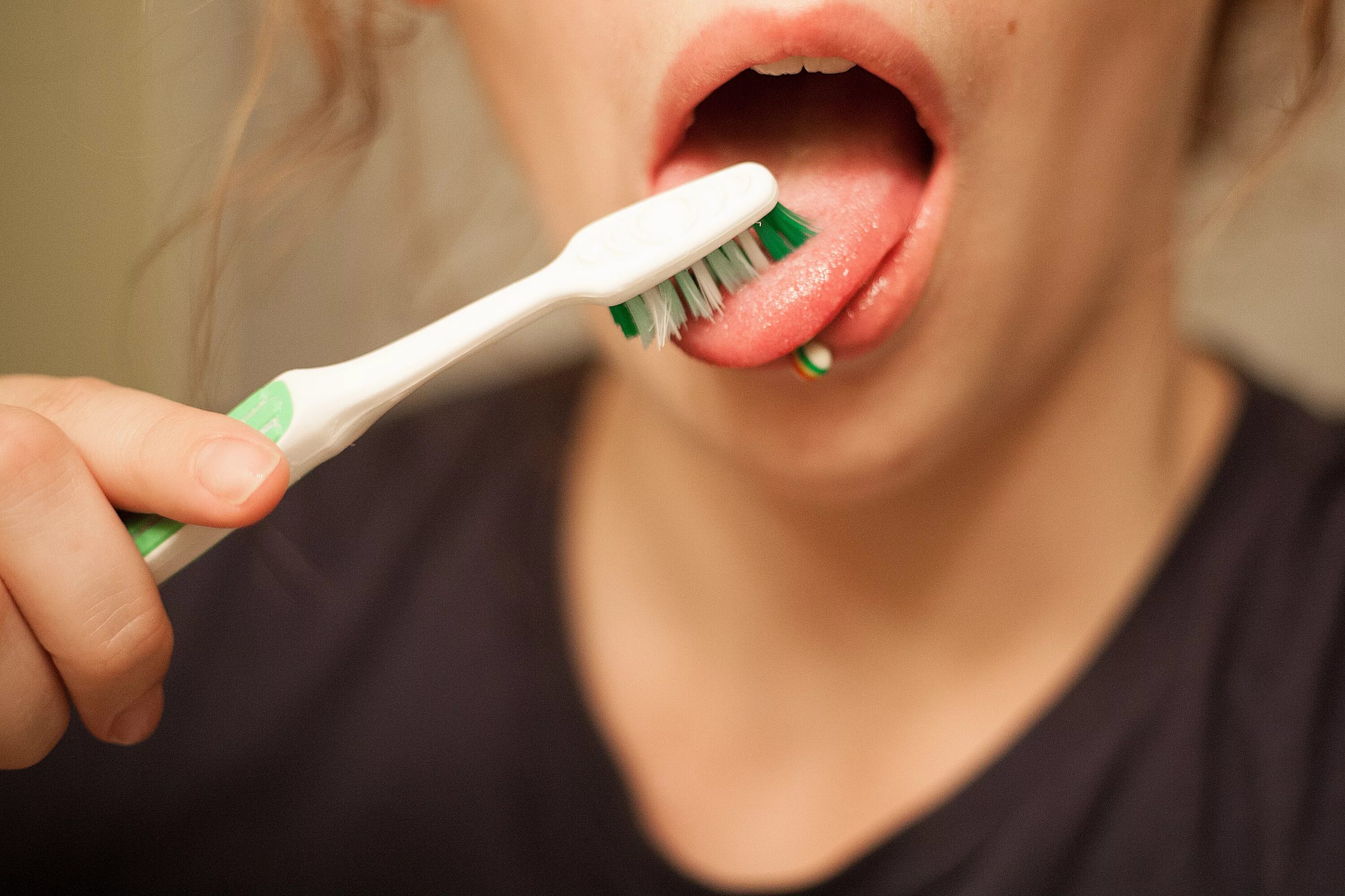Споласкивать рот после. Чистка языка зубной щеткой. Зубные щётки для чистки зубов и языка. Чистка зубов зубной щеткой.