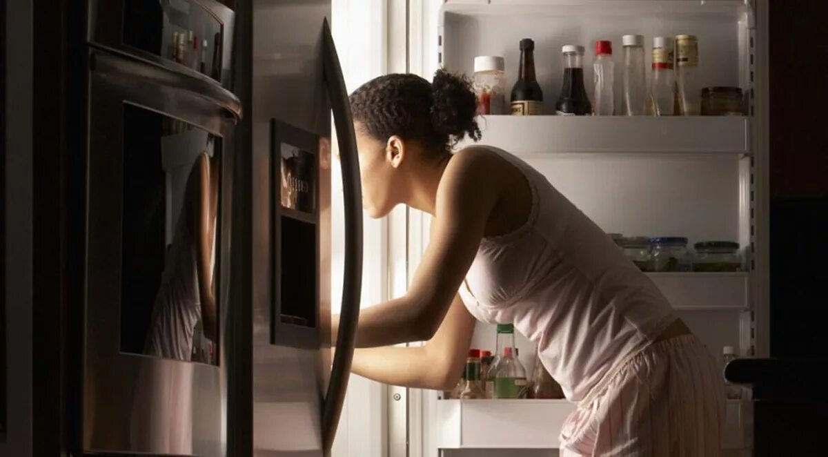 Человек в холодильнике. Бывший голодный во сне. Плохой сон. Человек спит и видит сон. Человек в холодильнике.