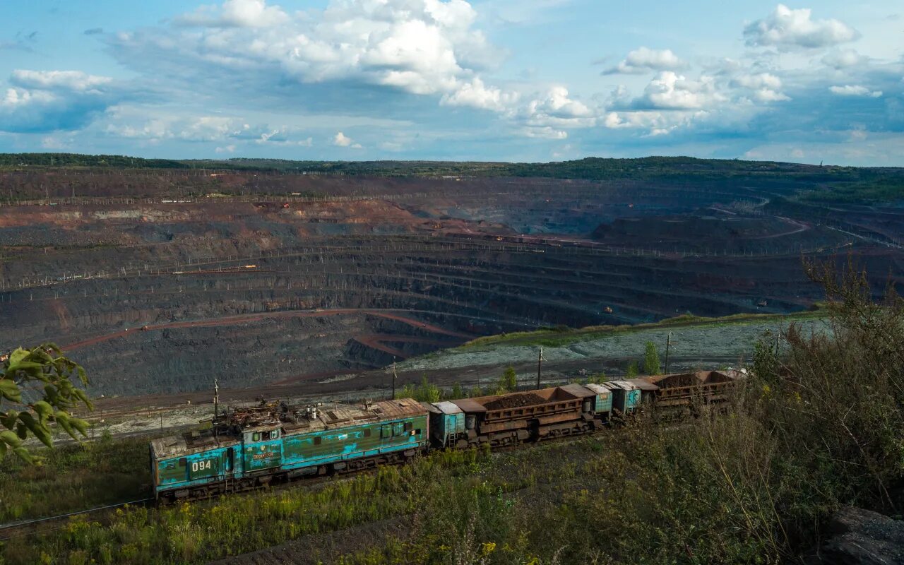Станция михайловский рудник железногорск. Ржд поезд тэ3. Поезд михайловский рудник петербург. Поезд михайловский рудник петербург. Жд вокзал железногорск курская область.