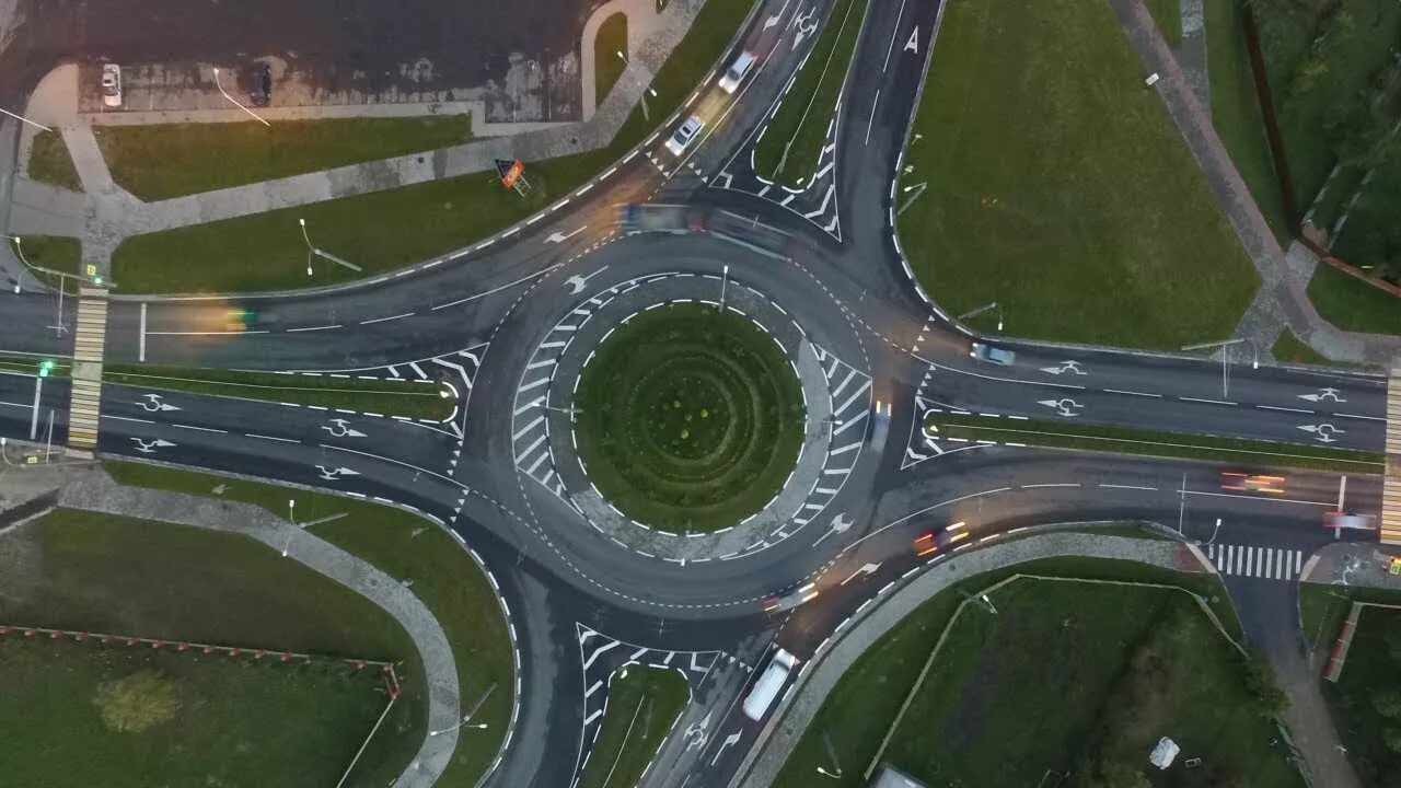 Абакан круговые движения. Новое круговое движение. Правила проезда кругового движения. Перекресток с круговым движением сверху. Перекресток сткруговым движением.