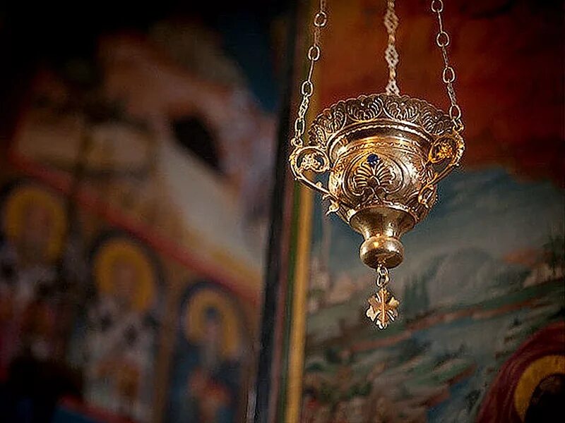 Лампада читать. Лампада в церкви. что такое лампадка комната. лампады в православных храмах. лампада на часовне.
