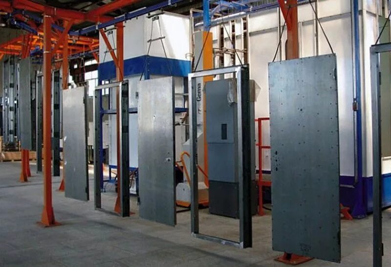 Завод по производству дверей. Завод металлических дверей. Завод производства металлических дверей. Цех по изготовлению металлических дверей. Склад стальных дверей.
