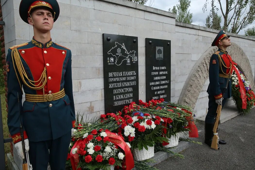 Пискарёвское мемориальное кладбище. Мемориал на Пискаревском кладбище. Ленинград Пискаревское мемориальное кладбище. Пискаревское кладбище блокада Ленинграда.