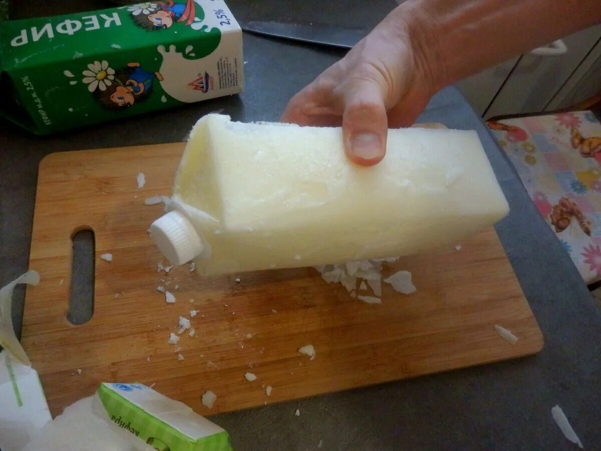 Замороженные сырки. Замороженный кефир. Кефир в морозилке. Сыр в морозилке. Мягкий сыр из замороженного кефира.