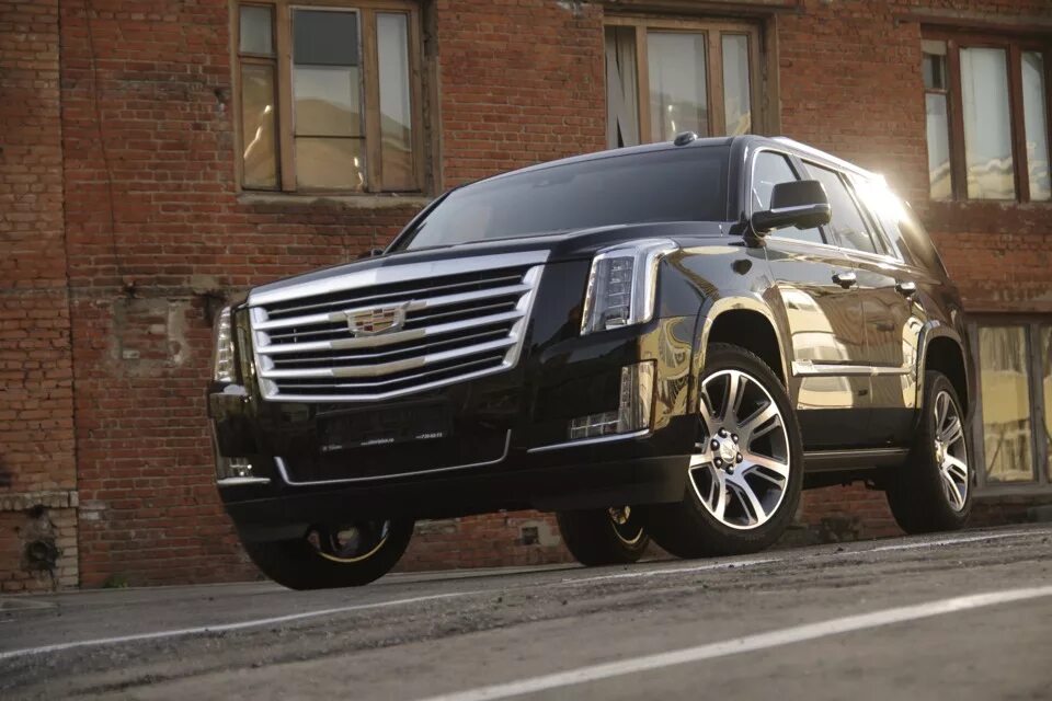 Едет черный кадиллак. Cadillac Escalade. Кадиллак Эскалейд 2016. Cadillac Escalade IV. Американские Джипы Кадиллак Эскалейд.