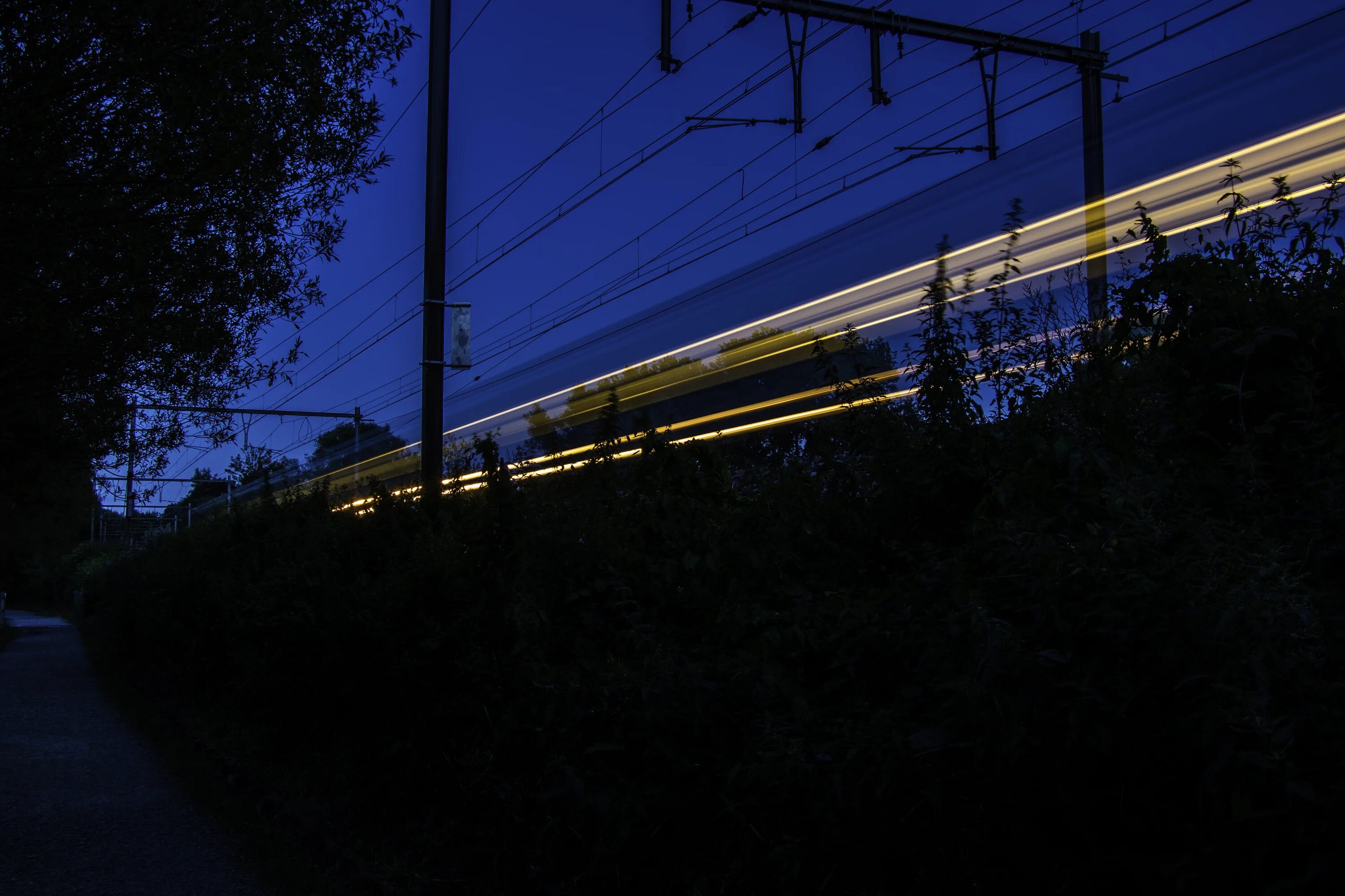 Ночной поезд. Железная дорога ночью. Поезд едет ночью. Поезд в темноте