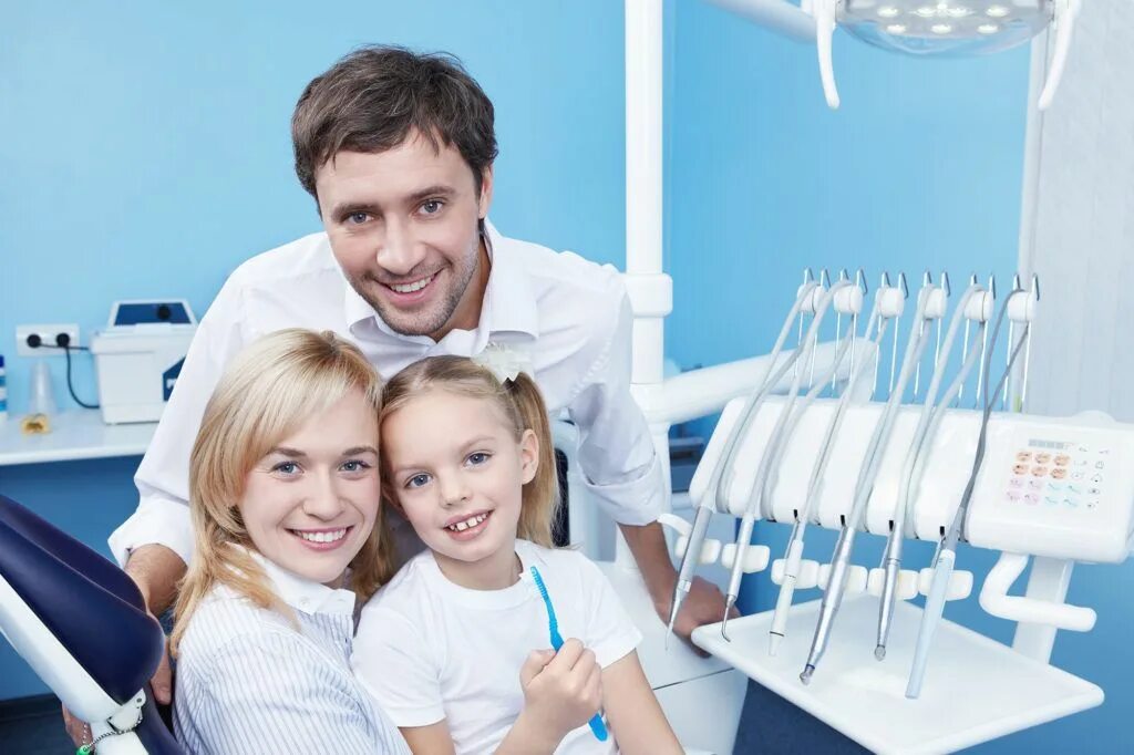 Стоматолог выходные. Стоматология семья. Сайт стоматологии. Семья у стоматолога. Стоматология реклама.