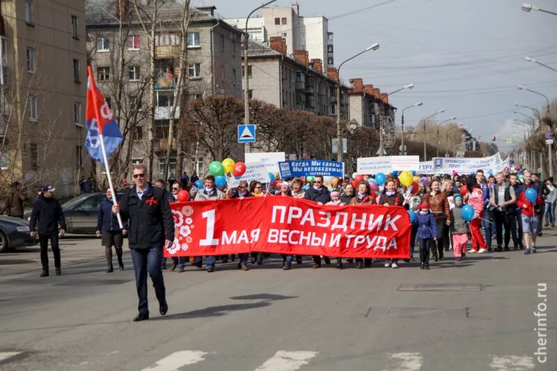 1 мая 74. Первомайская демонстрация. Первое мая демонстрация. Демонстрация с транспарантами. Первомай транспаранты.