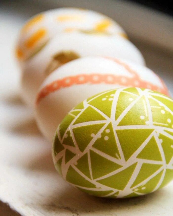 Как разукрасить яйца на пасху. Украшение яиц на Пасху. Красивый декор пасхальных яиц. Украсить пасхальное яйцо. Необычное украшение яиц на Пасху.