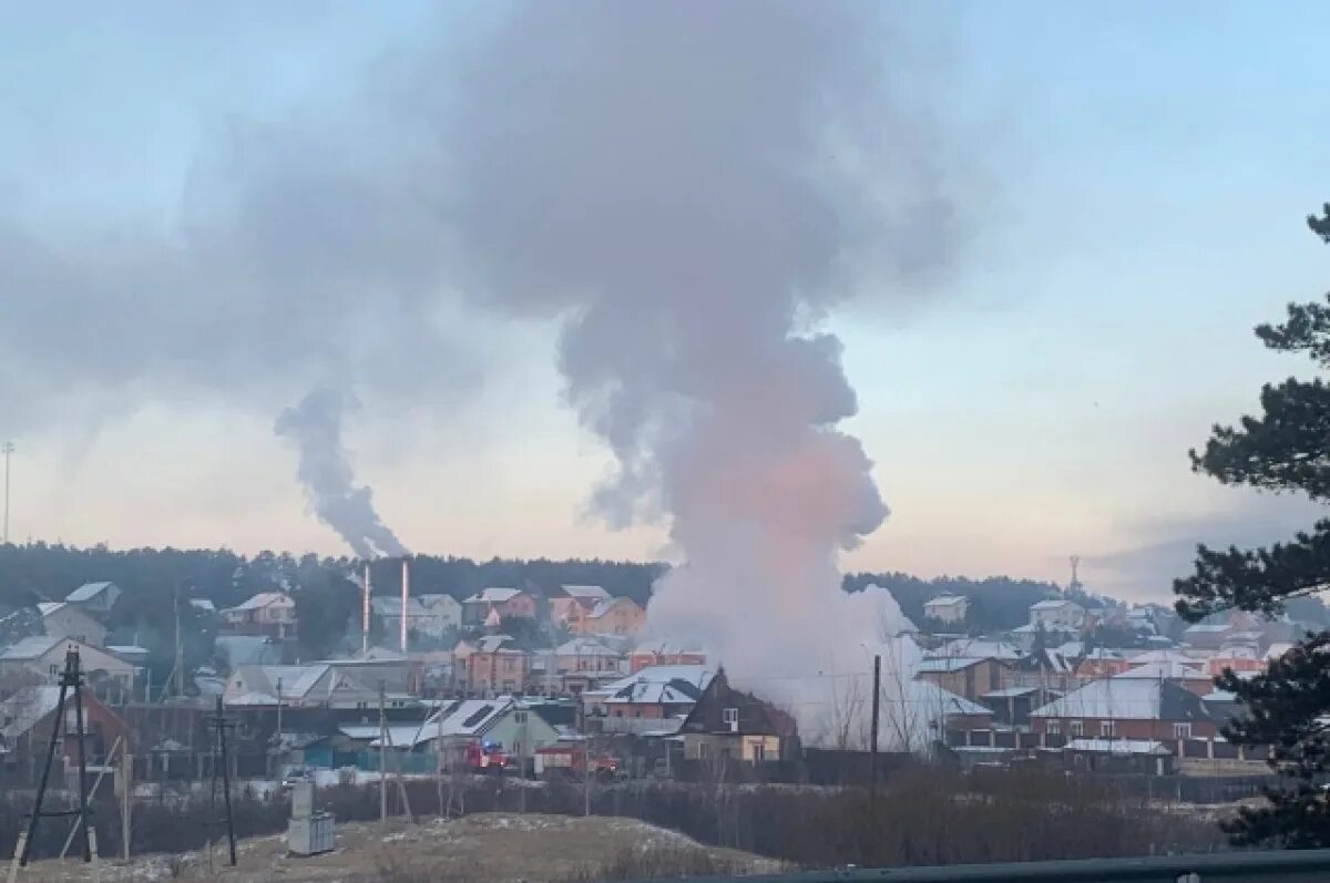 Горит Чита. Пожар. Пожарные тушат пожар. Пал это пожар. Чита сгорела