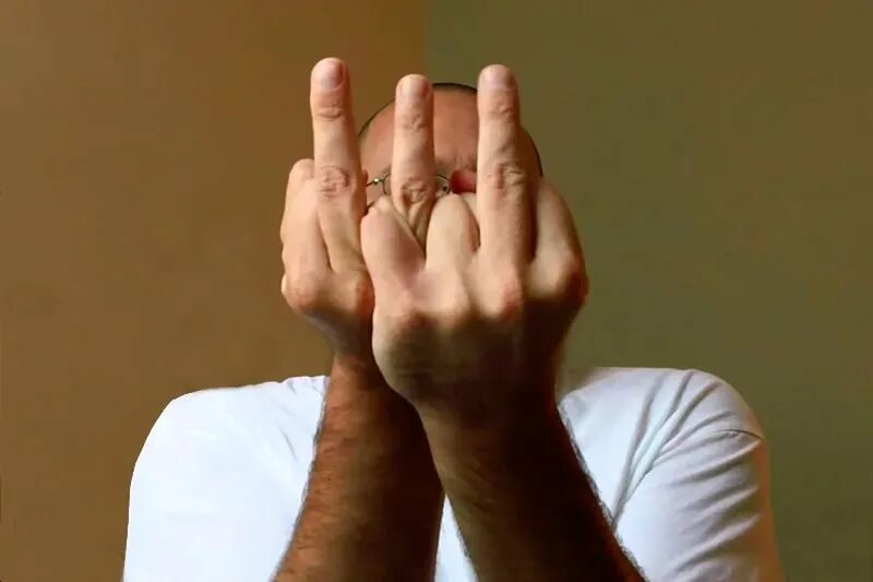 Два пальца. Скрещенные пальцы. Средний палец на руке. Рука два пальца. Средний палец.