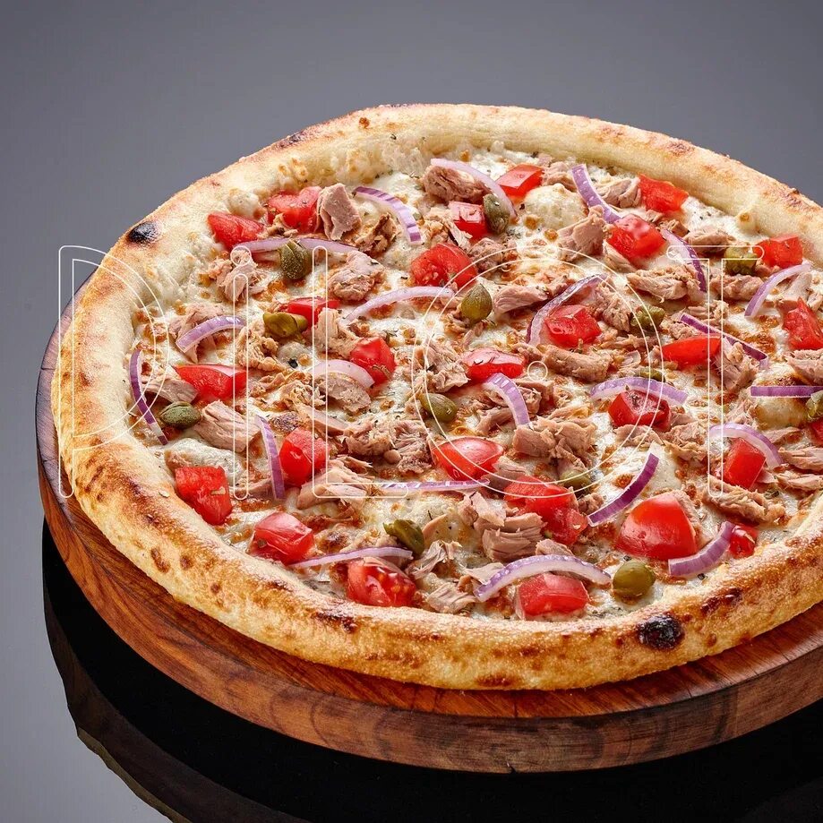 Тунец зеленоградск. Пицца с тунцом. Пицца с тунцом и луком. Пицца с тунцом консервированным. Пицца с тунцом и грибами.