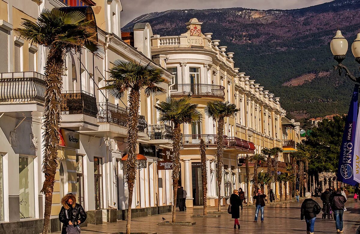 Ялта особенности города. Крымская улица Ялта. Улица Ялта набережная. Набережная Курортная Ялта. Ялта центральные улицы города.