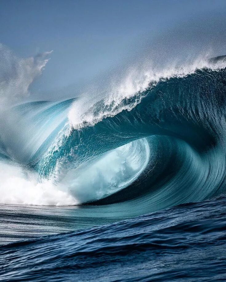 Океанские волны. Океан. Небольшие волны. Красивые волны. Синий океан.