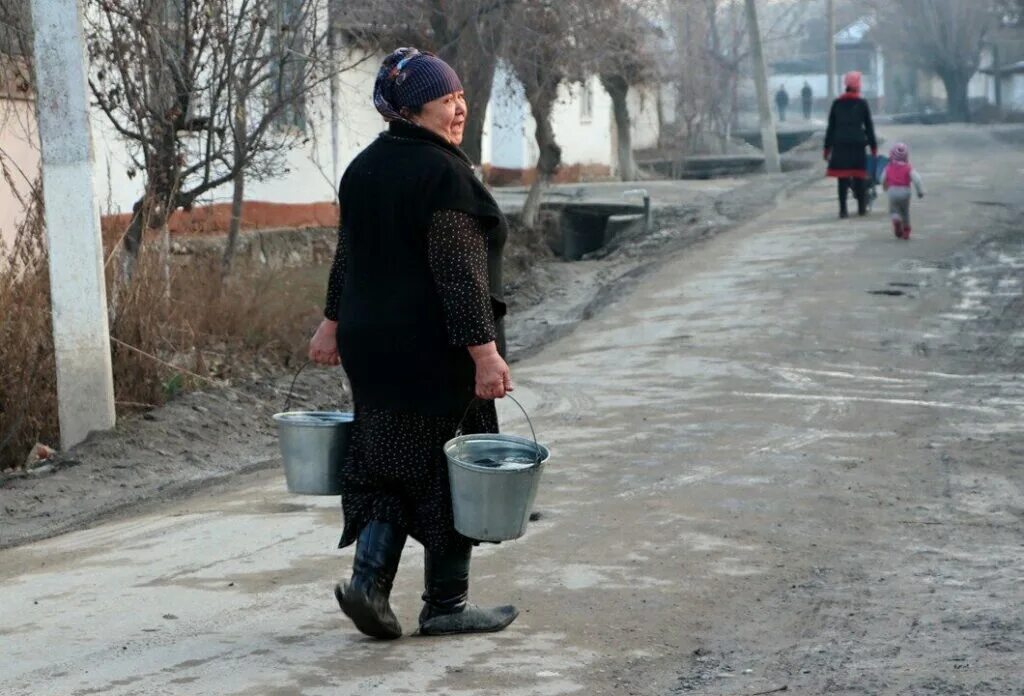 Дефицит воды в Узбекистане. Вода Узбекистан. Водоснабжение кишлаки. Узбекистан разруха.