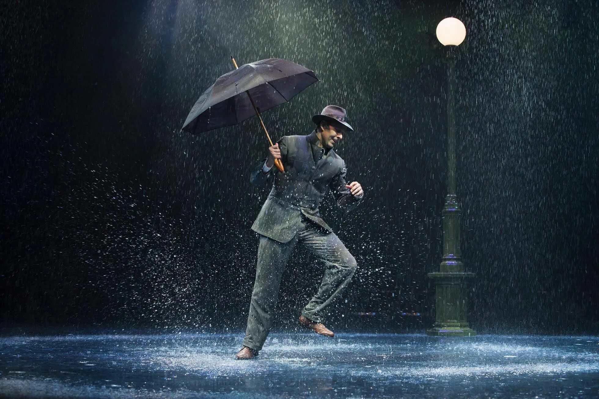 When i came it rain. Singin' in the Rain. Singing the Rain. Мюзикл Walking in the Rain. Танец с зонтами Бродвей.