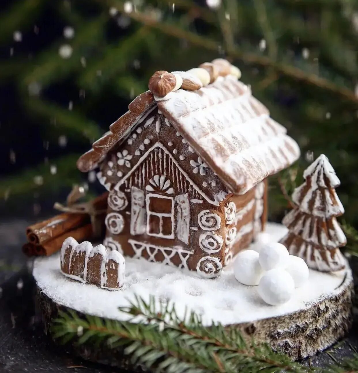 Печеный дом. Пряничный домик Gingerbread House. Пряничный домик Рождество. Пряник "домик Деда Мороза". Имбирный пряник новогодний домик.