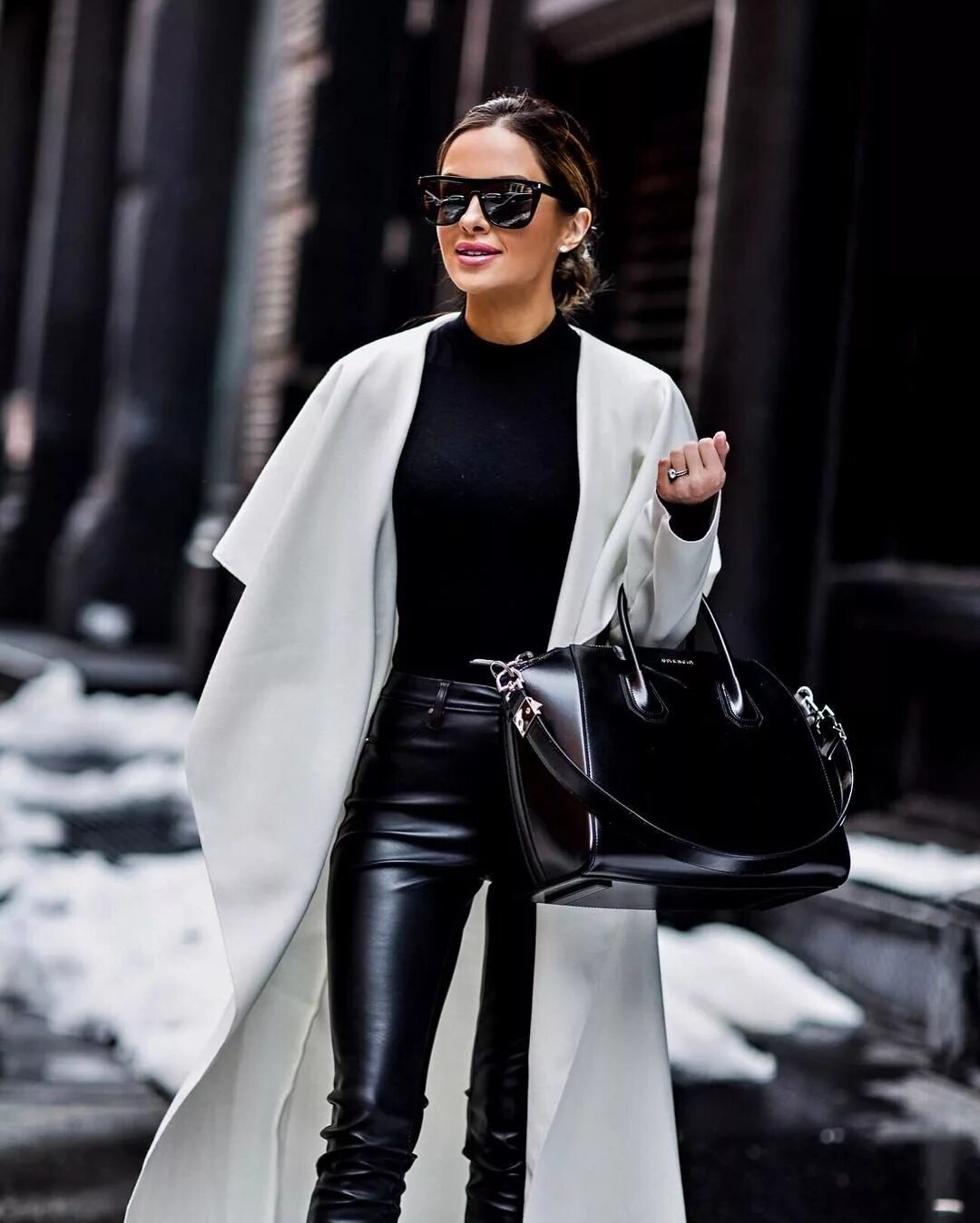 Черное пальто и белые брюки. Стильные образы для женщин. Образ с кожаными штанами. Стильный черно белый образ. Модные женские образы.
