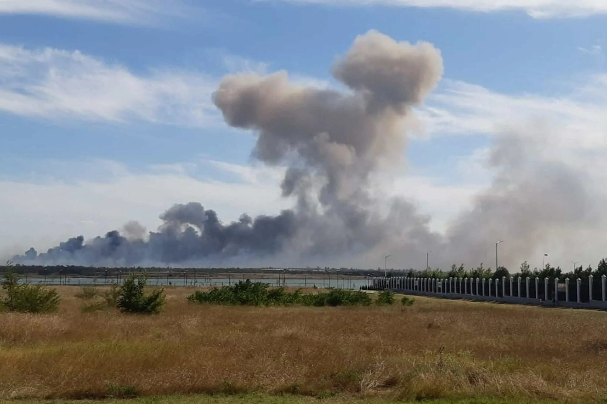 Пожар на нефтебазе в белгороде. Пожар на нефтебазе в белгороде. Удары по краснодару со стороны украины. Новая каховка обстрел. Новая каховка обстрел.