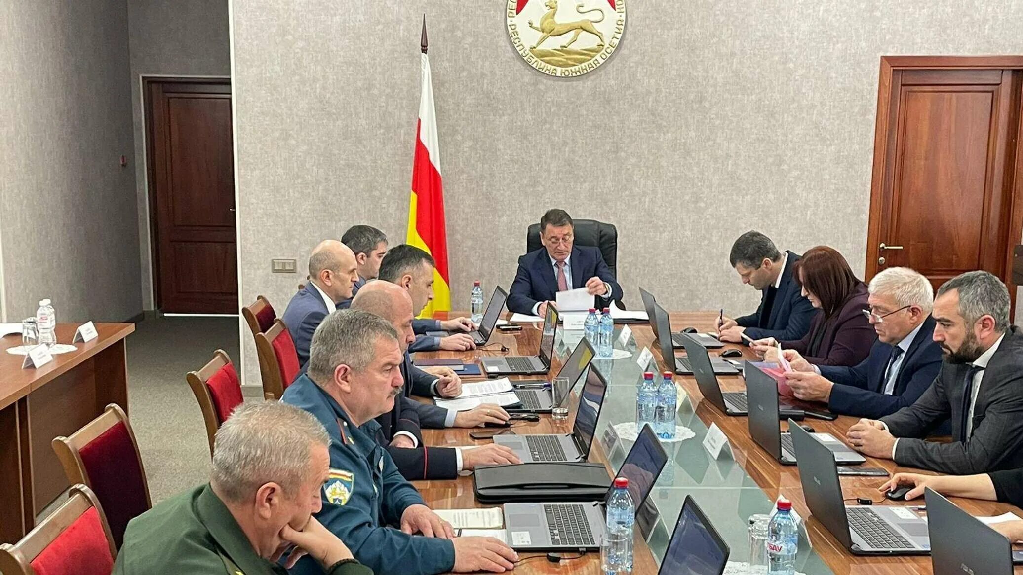 Дом правительства цхинвал. Мид рюо. Цхинвал флаг. Парламент южной осетии 1992. Дом правительства южной осетии.
