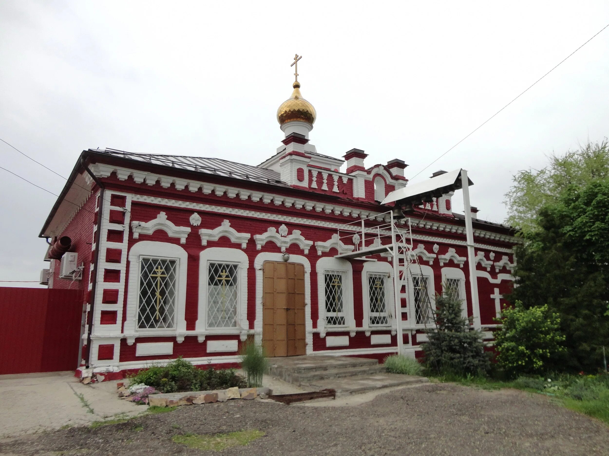 Саратовская область село елшанка. Храм Елшанка Воскресенский район. Церковь новомучеников Смоленск. Храм Елшанка Воскресенский район Саратовской. Село Елшанка Воскресенского района.