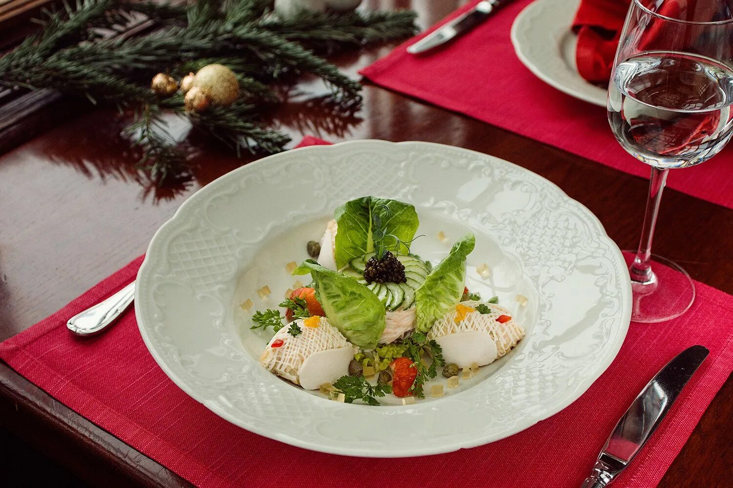 красивые блюда на новогодний стол. подача блюд на новый год. салат с ананасом. салат оливье мишлен. новогодние блюда.