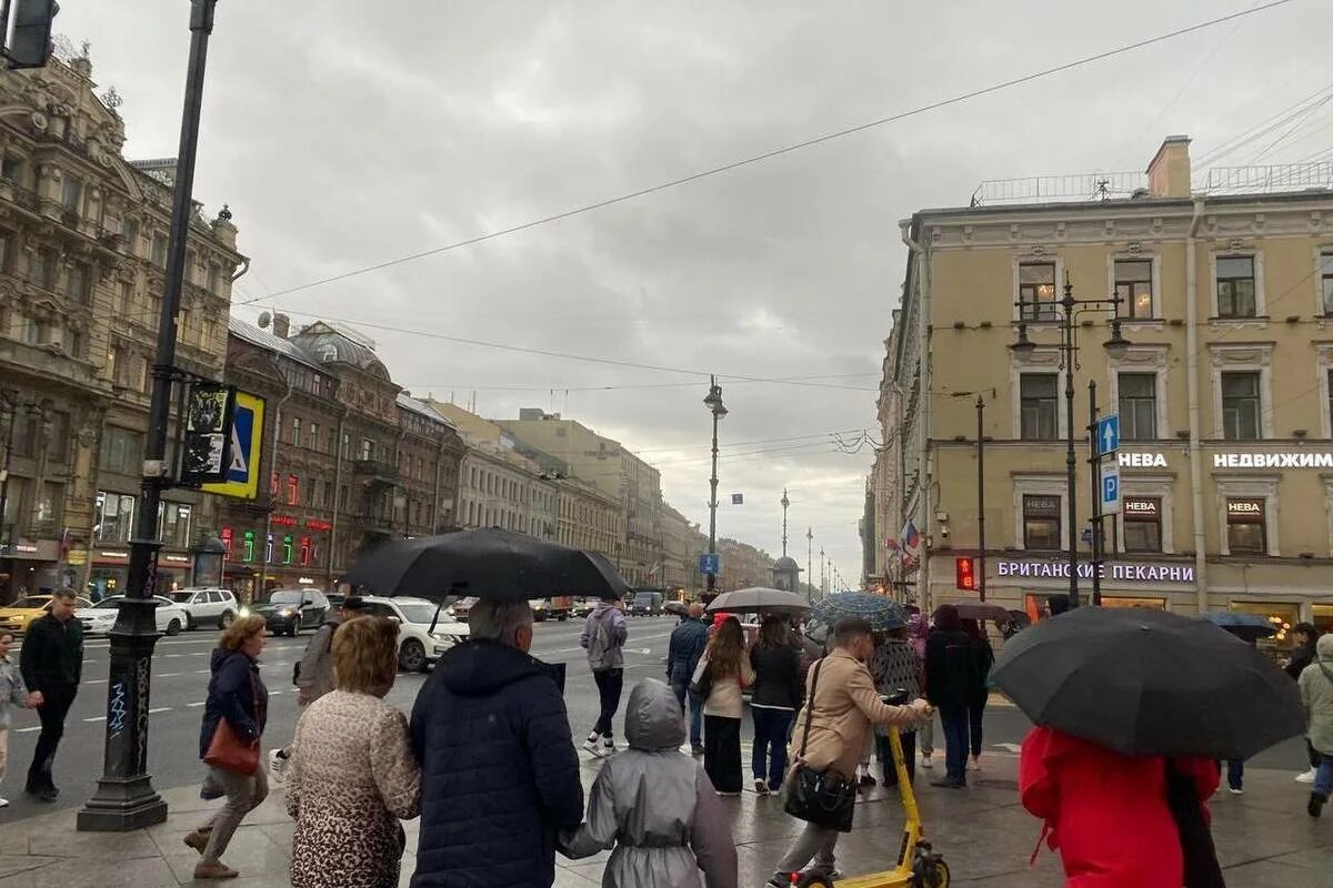 Дождь в Петербурге. Петербуржцы. Гроза в Петербурге. Дождь в Питере фото.