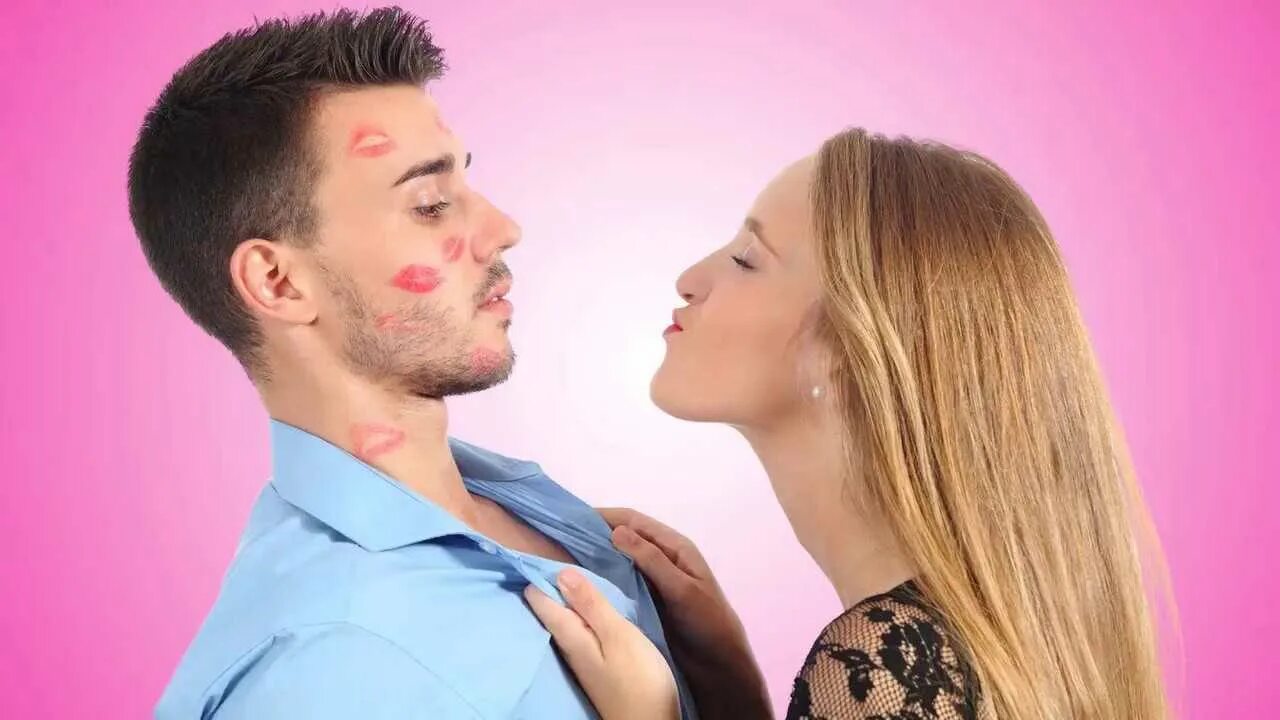 Поцелуй. Женщина отталкивает мужчину. Женский поцелуй.