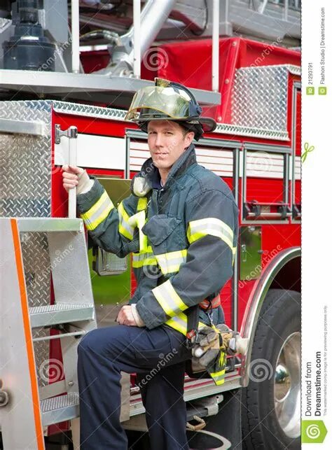 Портрет пожарного. Мужчина в пожарной станции. Пожарный стоит. Кавказский пожарный.