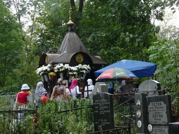 Похороненные на даниловском. Даниловское кладбище Матрона Московская. Могилка Матроны на Даниловском кладбище. Покровский монастырь +Даниловское кладбище. Могила Матроны Московской.