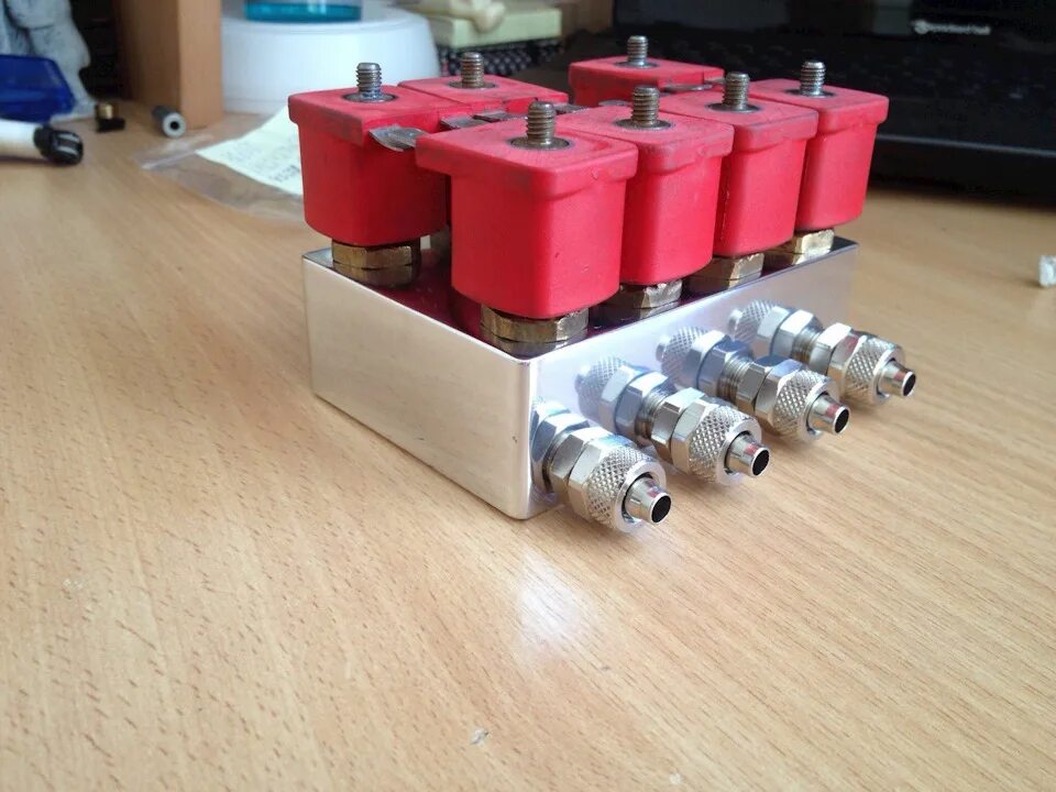 150. Блок клапанов станка. 18965. Перекидной пневмоклапан. Блок клапанов e500.